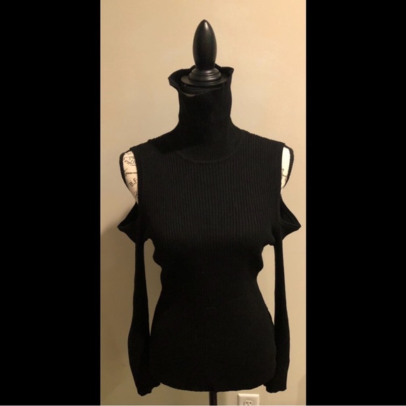 Turtleneck shoulder cut-out sweater - Picture 3 of 10